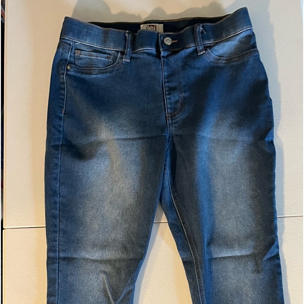 Women’s l.e.i jeans, pull on, size large